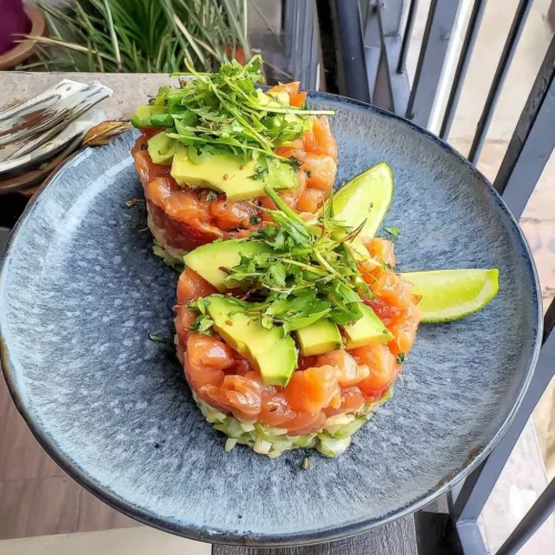 Norsk laksetatar sushi bolle med ferske ingredienser og vakker presentasjon.
