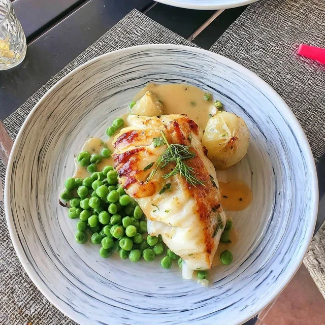 Pannesteikt Torsk med Smørsaus og Erter