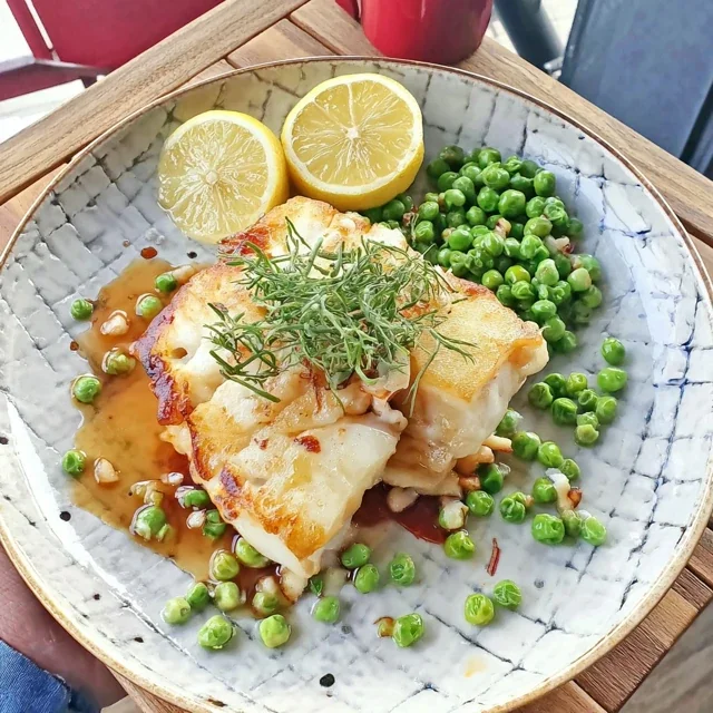 Pannesteikt Torsk med Smørsaus og Erter