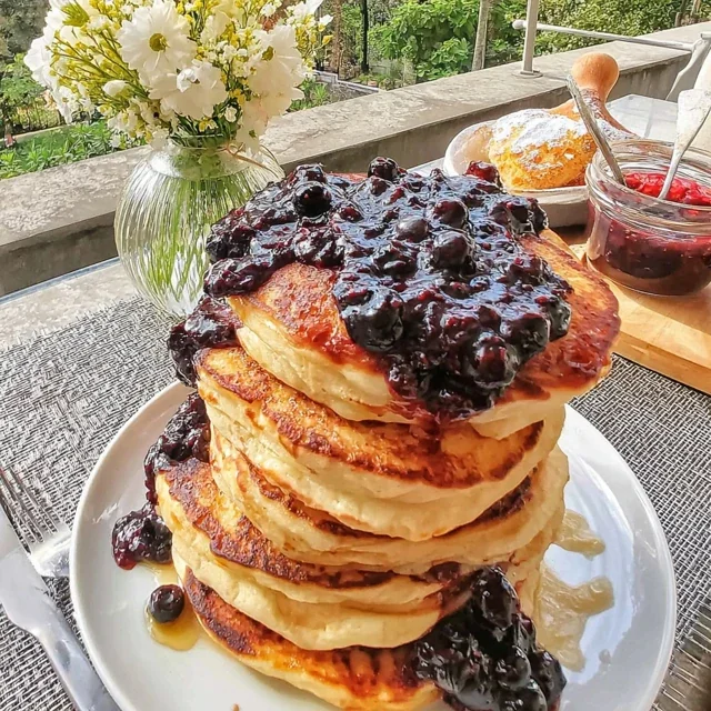 Tykke Sveler med Blåbærsyltetøy