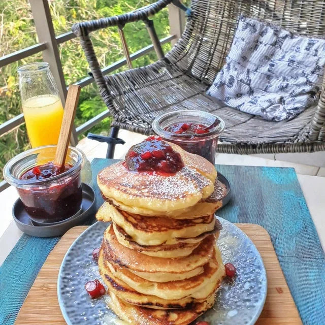 Tykke Sveler med Blåbærsyltetøy