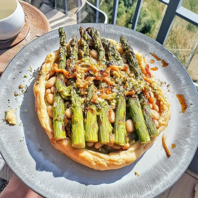 Vegansk Aspargesterte med Hvit Bønnefyll