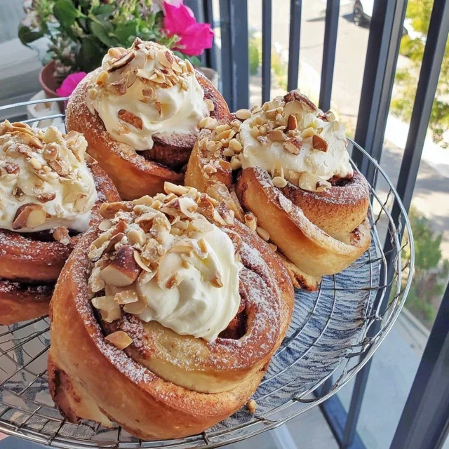Vårlige Mandelboller med Vaniljekrem