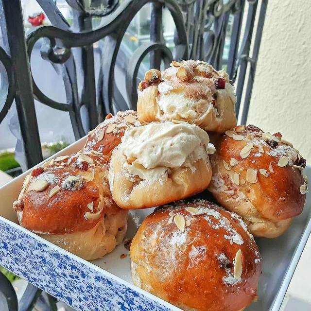 Vårlige Mandelboller med Vaniljekrem