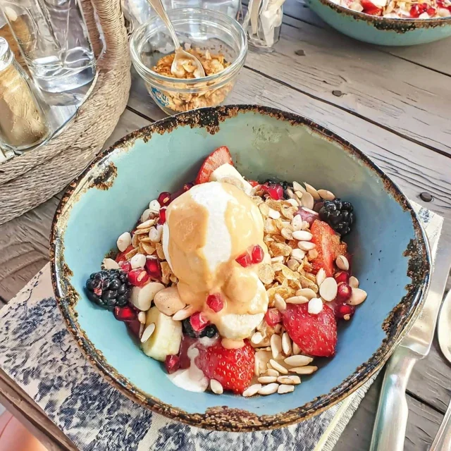 Açaí-bolle med røde bær og granola