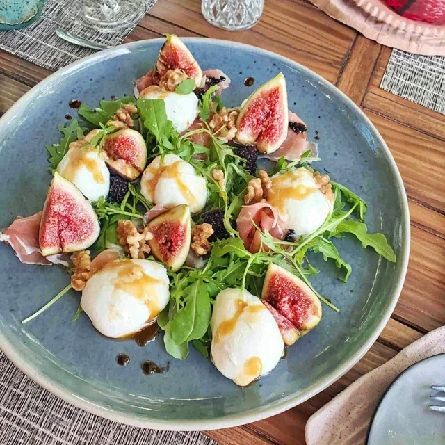 Antipasti med fiken, burrata og ruccola