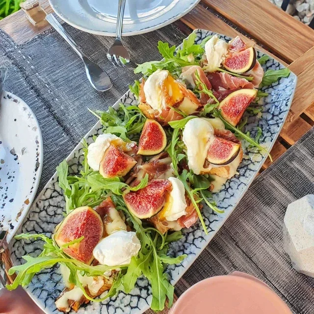 Antipasti med fiken, burrata og ruccola