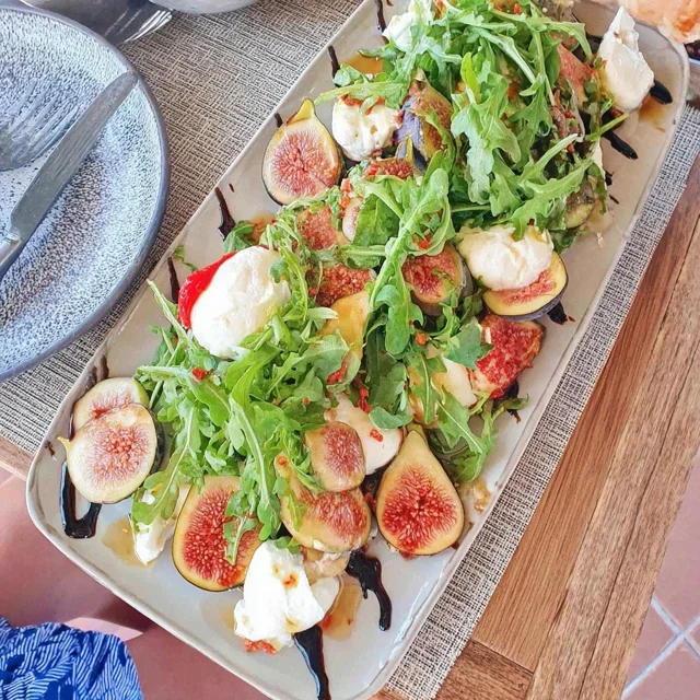Antipasti med fiken, burrata og ruccola