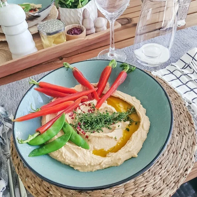Antipastifat med hummus, nypegulrøtter og sukkererter
