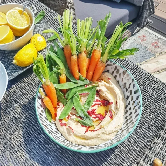 Antipastifat med hummus, nypegulrøtter og sukkererter