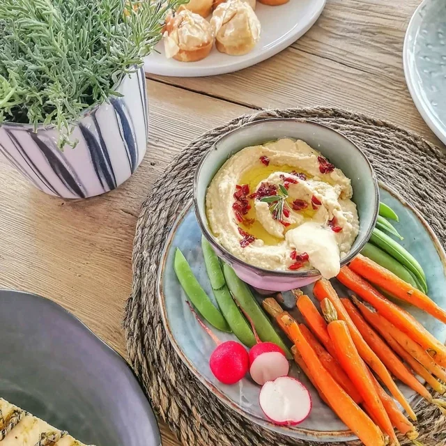 Antipastifat med hummus, nypegulrøtter og sukkererter
