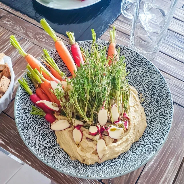 Antipastifat med hummus, nypegulrøtter og sukkererter
