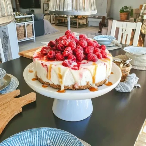 Delikat bringebær-cheesecake uten steking med friske bringebær