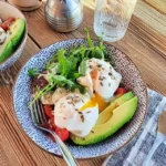 Brunch-bowl med pocherte egg og avokado
