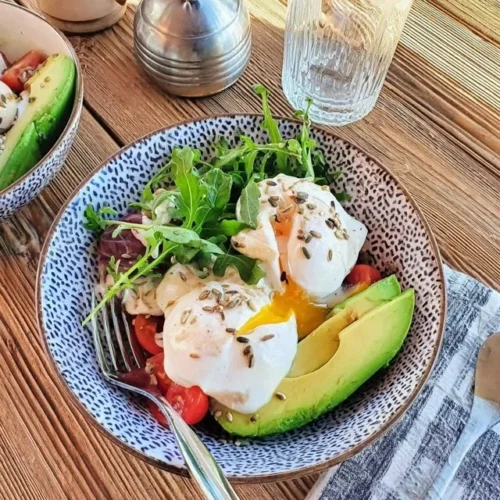 Brunch-bowl med pocherte egg og avokado