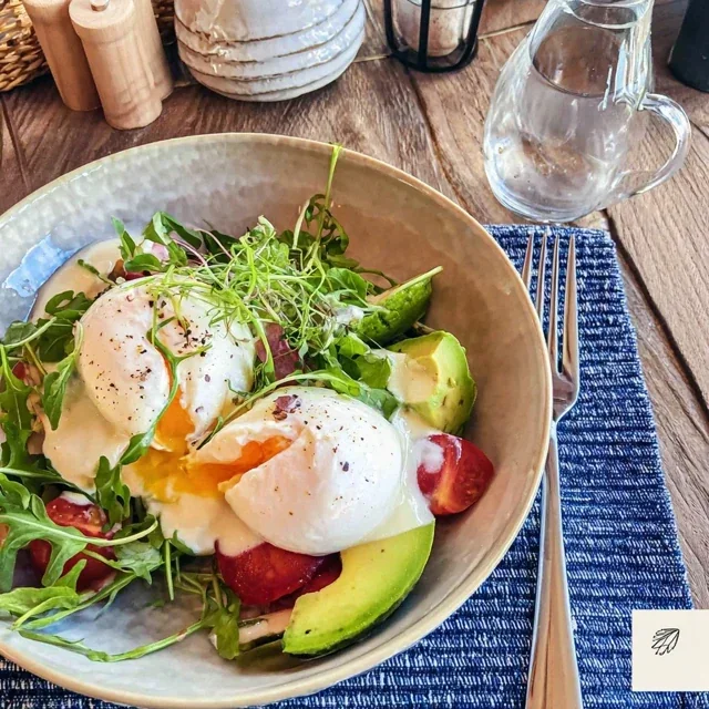 Brunch-bowl med pocherte egg og avokado