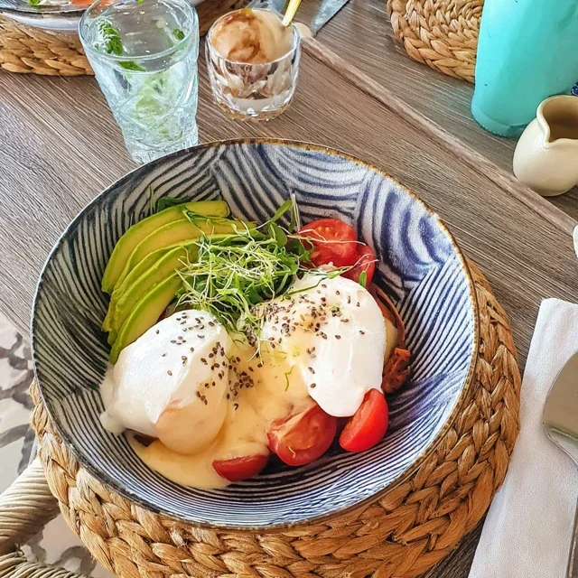 Brunch-bowl med pocherte egg og avokado