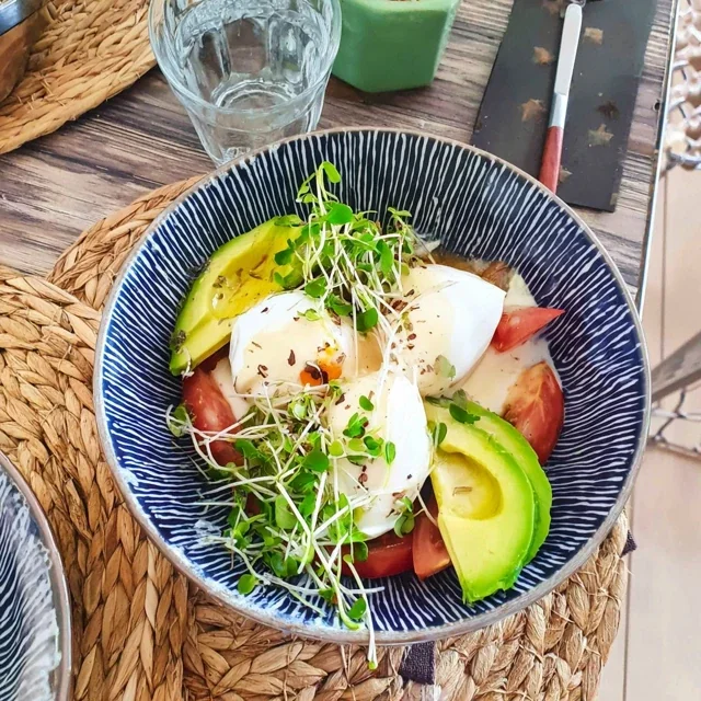 Brunch-bowl med pocherte egg og avokado