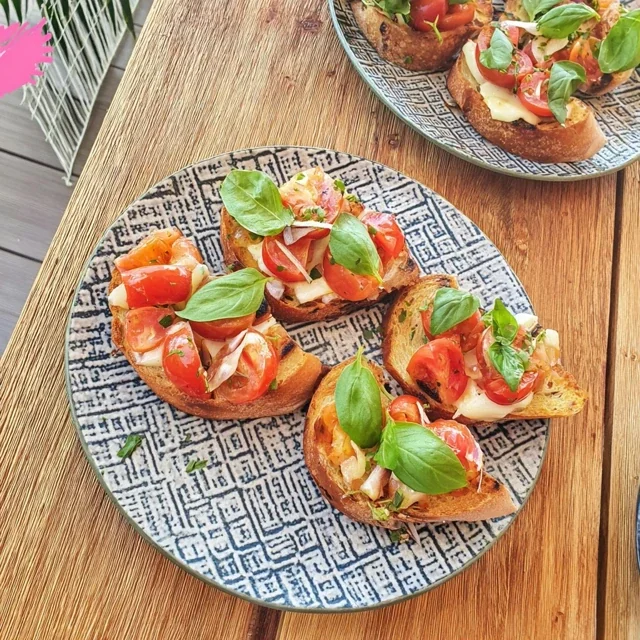 Bruschetta med cherrytomater og frisk basilikum