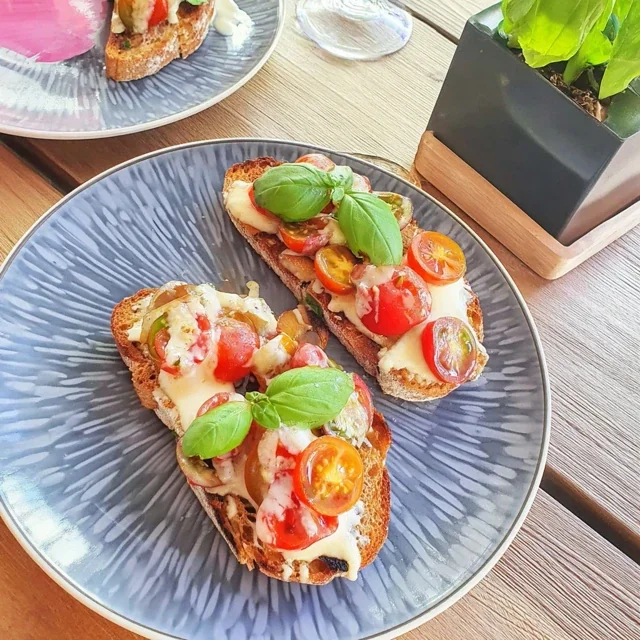 Bruschetta med cherrytomater og frisk basilikum