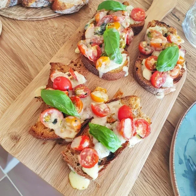 Bruschetta med cherrytomater og frisk basilikum