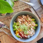 Buddha-bolle med mango, edamame og jasminris
