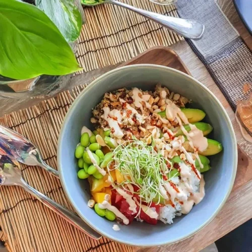 Buddha-bolle med mango, edamame og jasminris