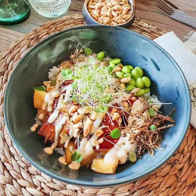 Buddha-bolle med mango, edamame og jasminris