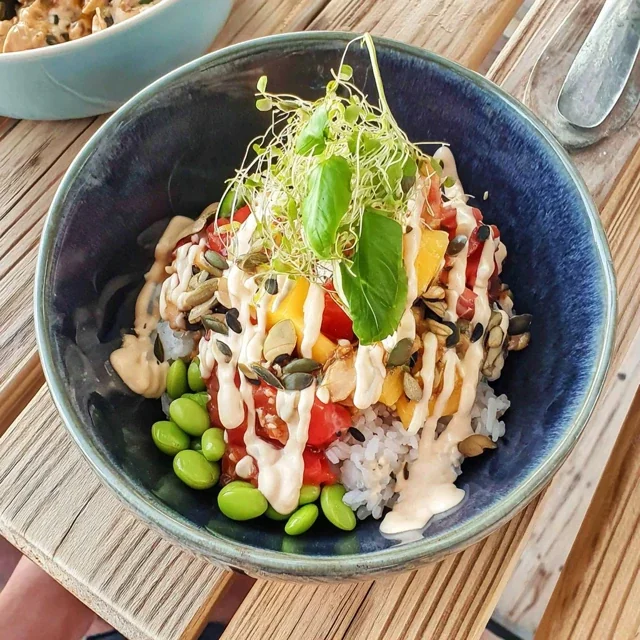 Buddha-bolle med mango, edamame og jasminris