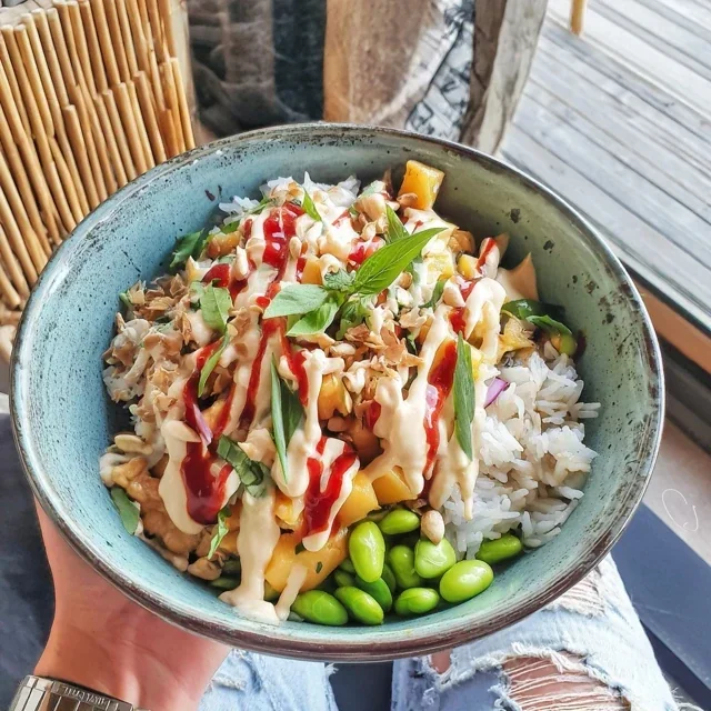Buddha-bolle med mango, edamame og jasminris
