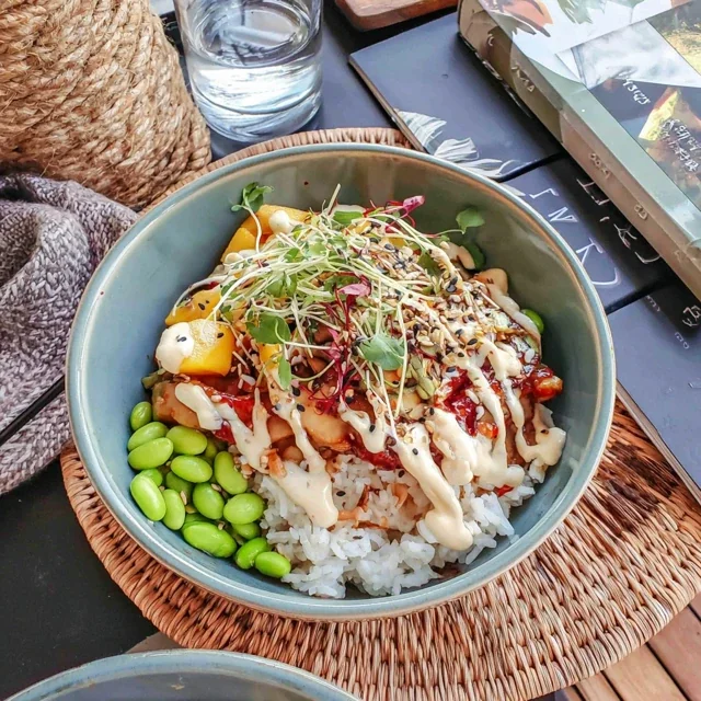 Buddha-bolle med mango, edamame og jasminris