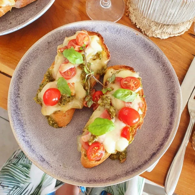 Crostini med pesto og cherrytomater