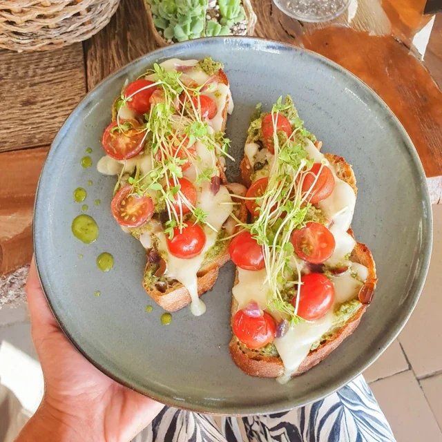 Crostini med pesto og cherrytomater