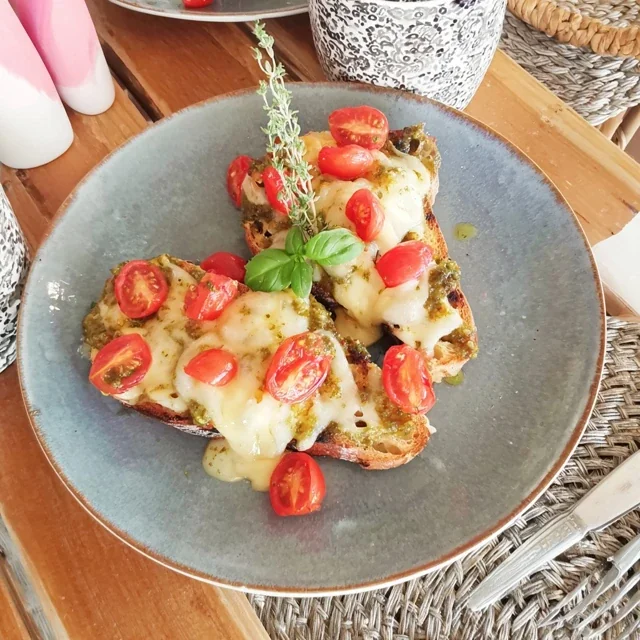 Crostini med pesto og cherrytomater