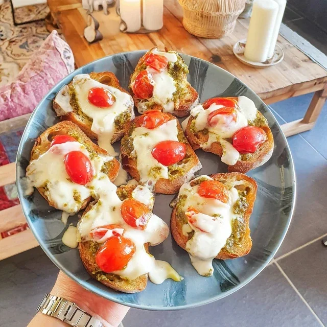 Crostini med pesto og cherrytomater