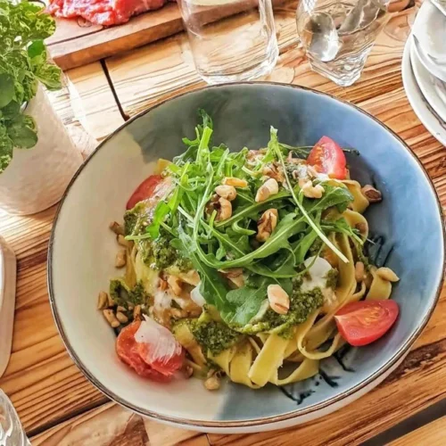 Ferske tagliatelle servert med ruccola-pesto og grønnsaker