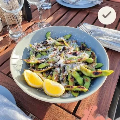 Grillet edamame med salt og sitron på tallerken