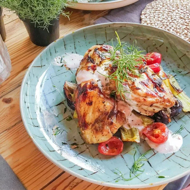 Grillet urtekylling med sesonggrønnsaker