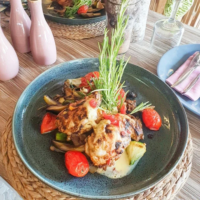Grillet urtekylling med sesonggrønnsaker