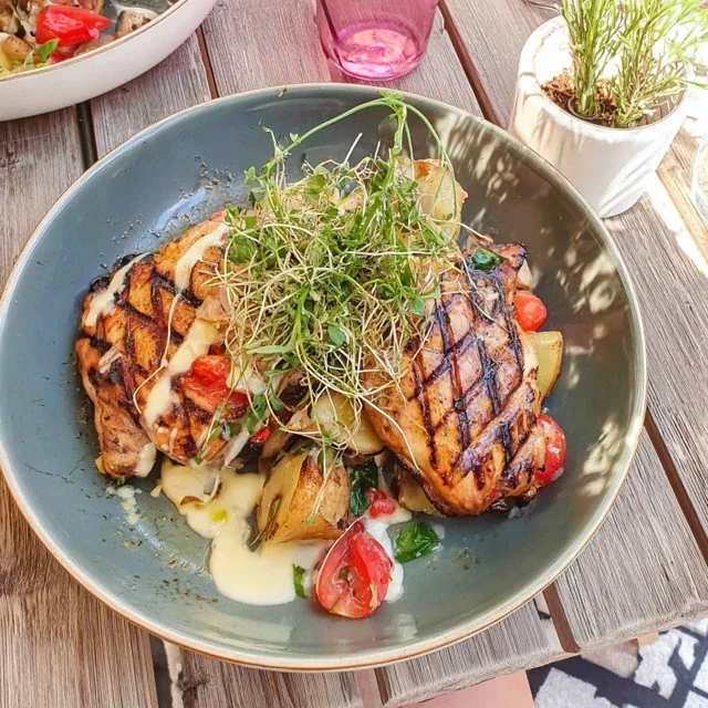Grillet urtekylling med sesonggrønnsaker