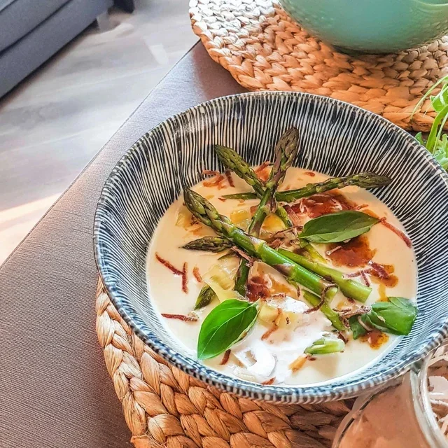 Grønn aspargessuppe med kokosmelk