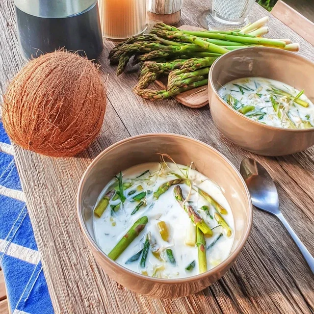 Grønn aspargessuppe med kokosmelk