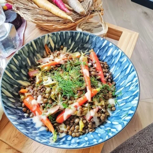 Grønn linsesalat med nype, gulrøtter og spisskummen i en skål.