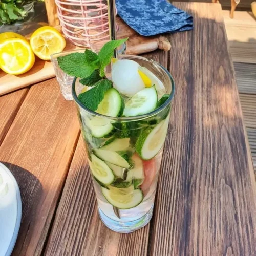 Hjemmelaget mynte-agurk-limonade med friske ingredienser.