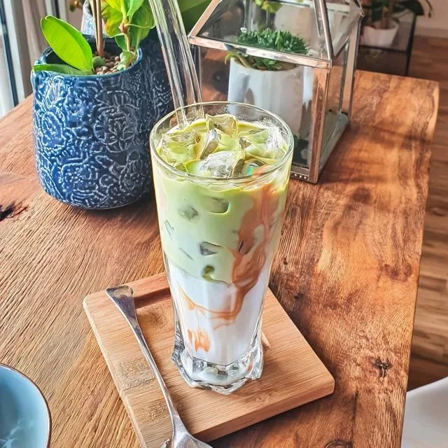 Iskald matcha-latte med kokosmelk