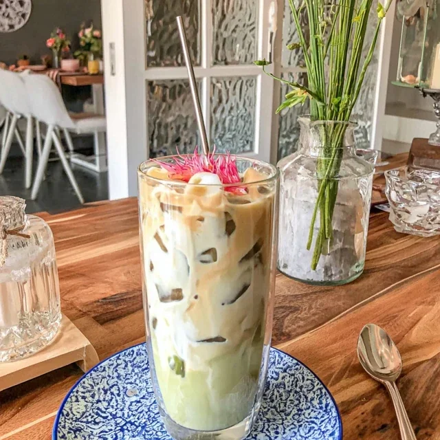 Iskald matcha-latte med kokosmelk