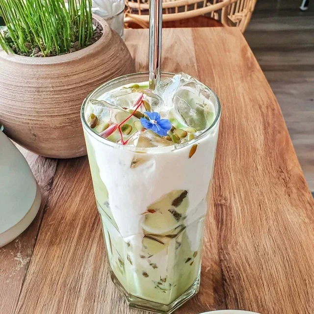 Iskald matcha-latte med kokosmelk