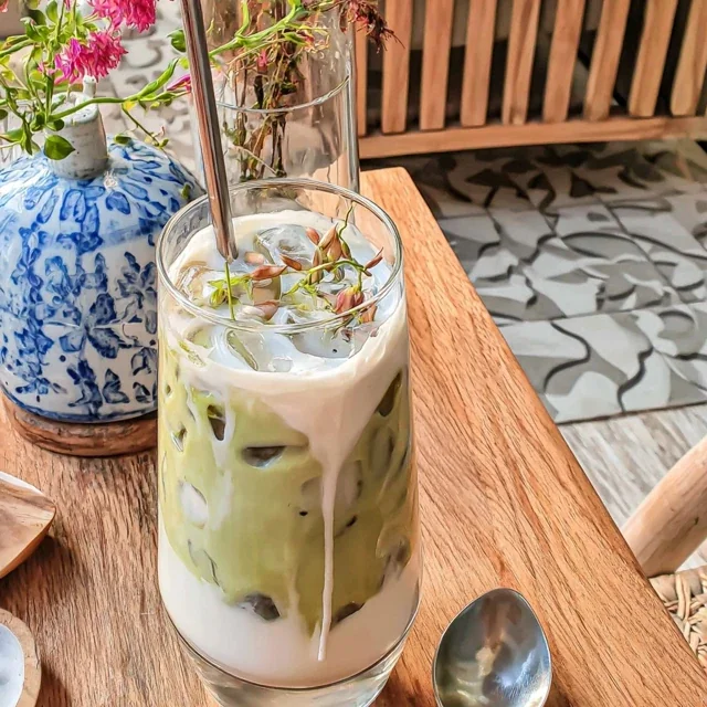 Iskald matcha-latte med kokosmelk