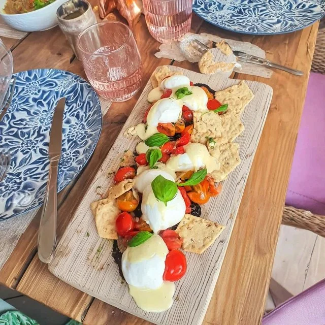 Jente-middag-fett med burrata, tomater og kjeks