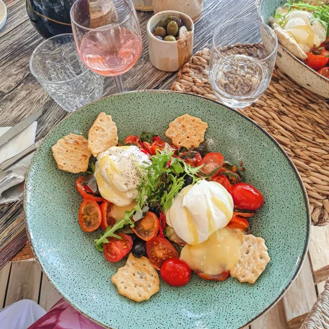 Jente-middag-fett med burrata, tomater og kjeks